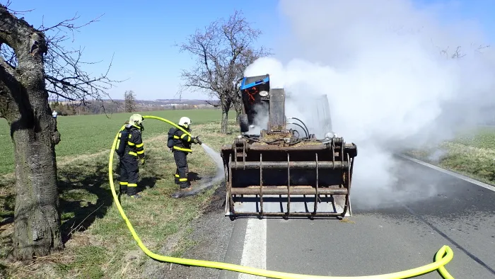Požár nakladače na Opavsku kvůli závadě v motoru