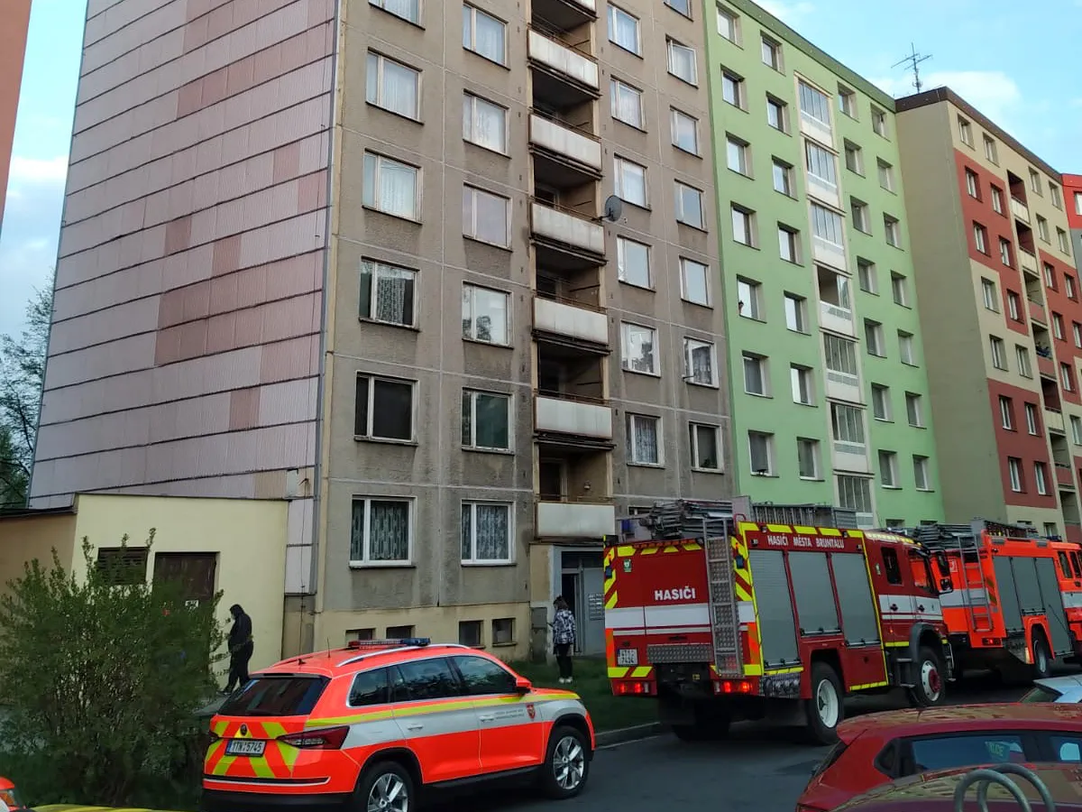 Požár v kuchyni se rozšířil stupačkami do vyššího patra bytového domu, v Bruntálu zasahovaly obě místní jednotky