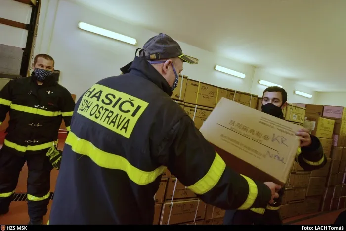 Hasiči rozváželi ochranné pomůcky z Ostravy po MS kraji