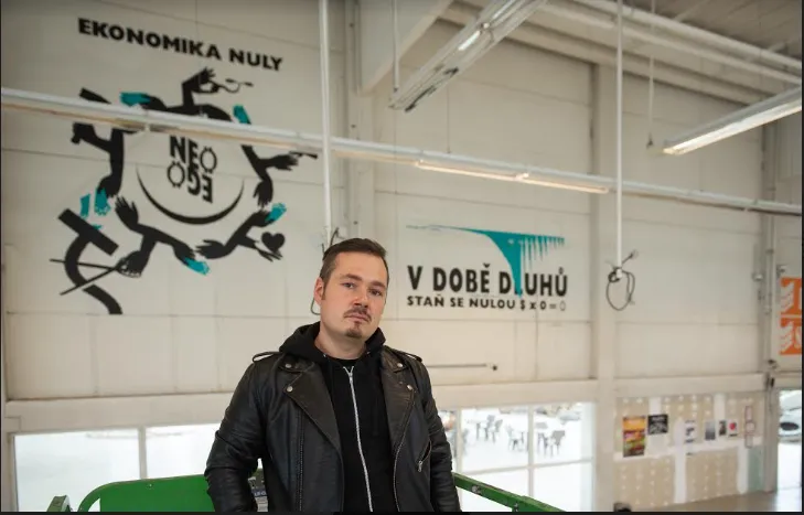 Autoři výstavy Písek ve stroji chtějí udržitelně pomalý svět