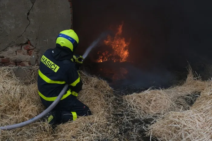 Požár hospodářské budovy na okraji Kravař na Opavsku