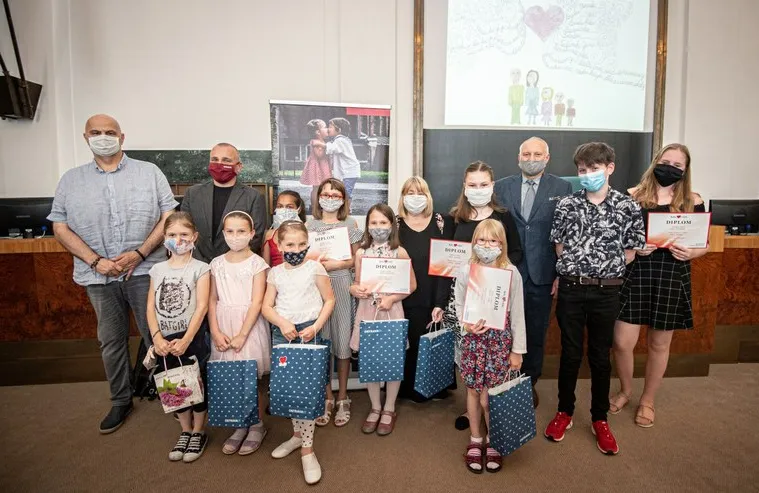 VÝTVARNÁ SOUTĚŽ NABÍDLA ZAMYŠLENÍ NAD DŮLEŽITOSTÍ RODINNÝCH VAZEB