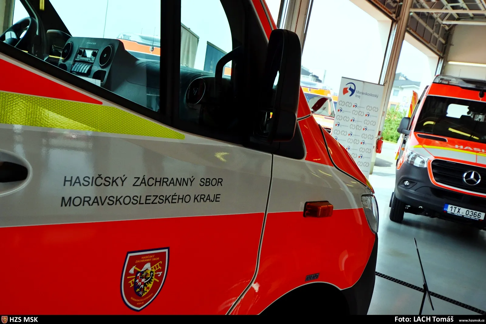 Ministr vnitra spolu s hejtmanem Moravskoslezského kraje předali profesionálním hasičům 10 speciálních zásahových automobilů