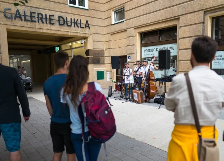LETNÍ UMĚLECKÁ SCÉNA NABÍDNE HUDEBNÍ I STAND-UP VYSTOUPENÍ