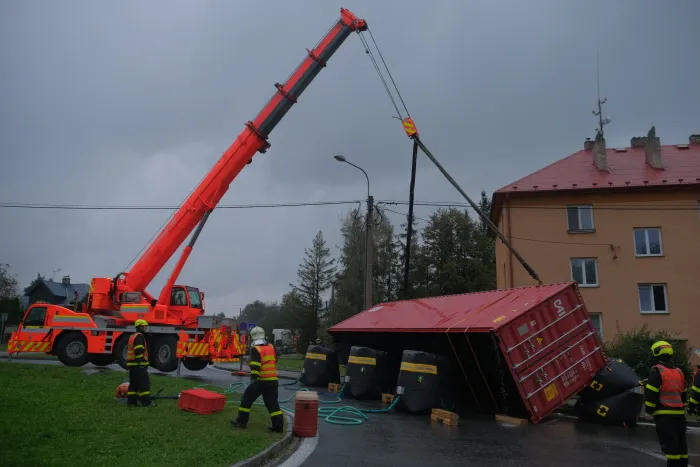 Hasiči vyprošťovali v Trojanovicích hodiny kamion s těžkým kontejnerem