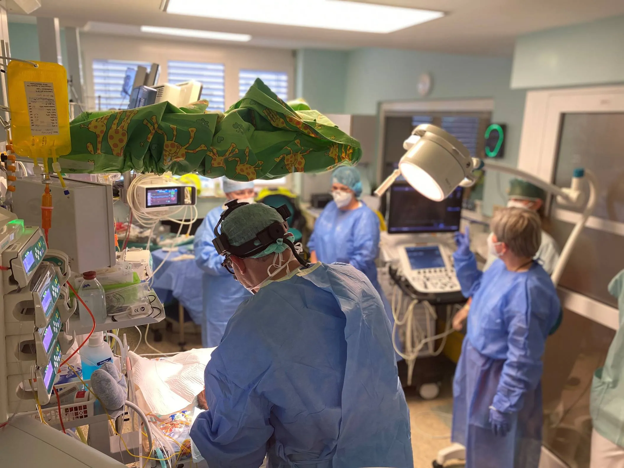 Na Oddělení neonatologie FN Ostrava přiletěl ECMO tým