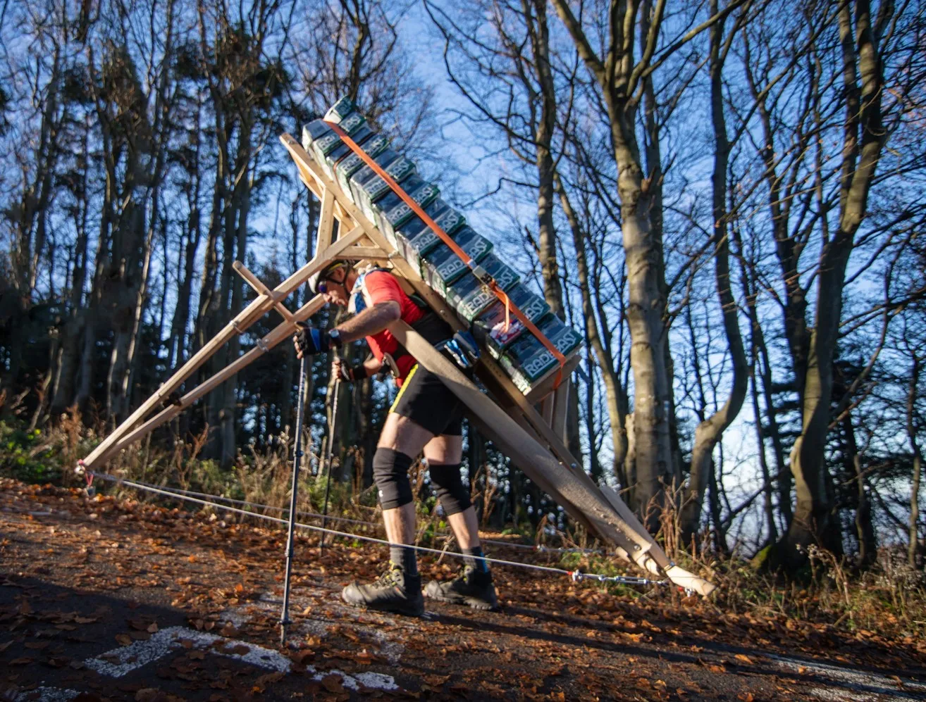 Šerpa vynesl na zádech k soše Radegasta 256 kilovou zátěž