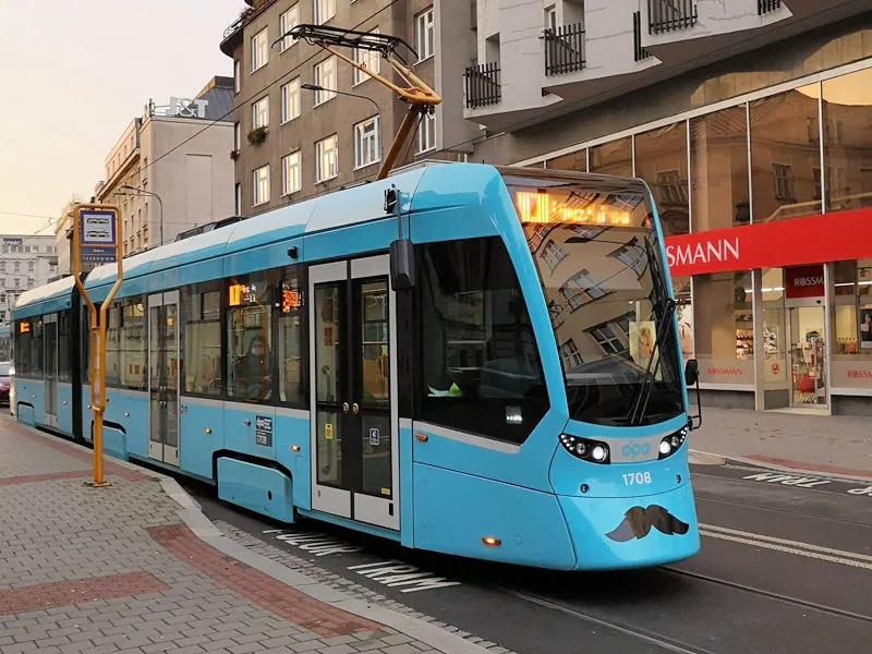 Ostravské tramvaje si i letos nechaly narůst kníry a vezou osvětu proti mužské rakovině!