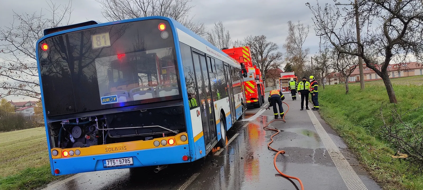 Osm lidí bylo zraněno při nehodě autobusu a osobního vozidla
