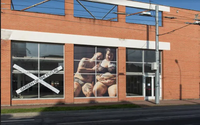 Exteriérová výstava Písek ve stroji – Piekło kobiet v PLATO Ostrava