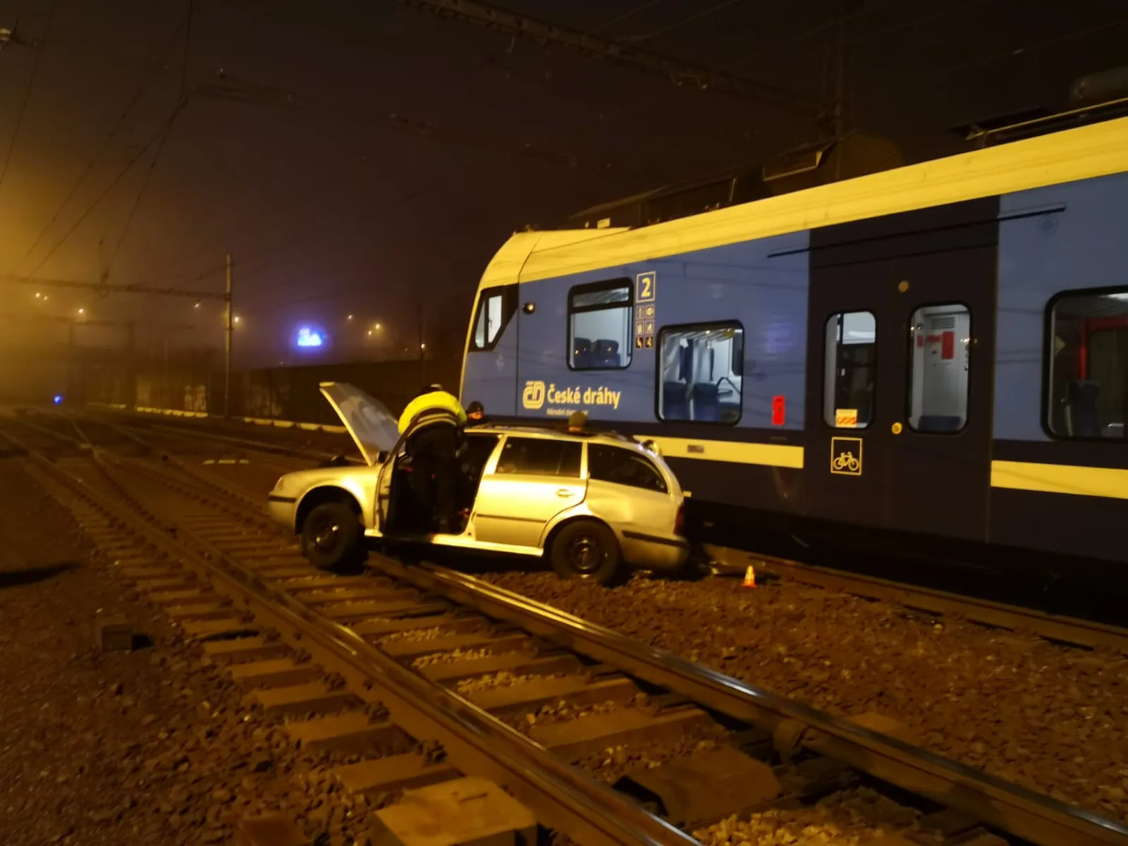 Ostravští hasiči zasahovali u střetu vlaku s osobním autem ve Svinově