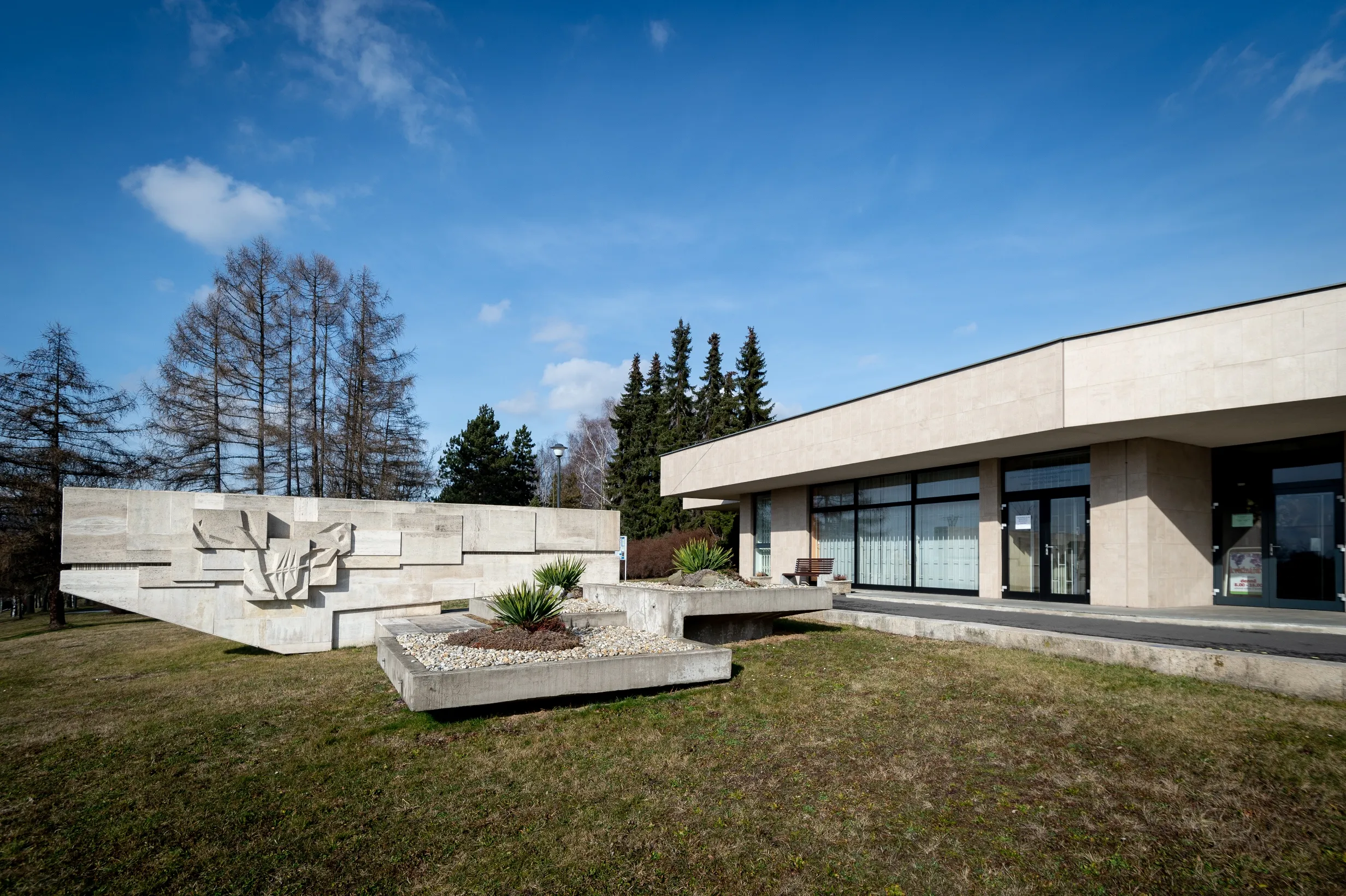 S přispěním města se letos opravuje jedenáct hřbitovů, správní budova má už po modernizaci