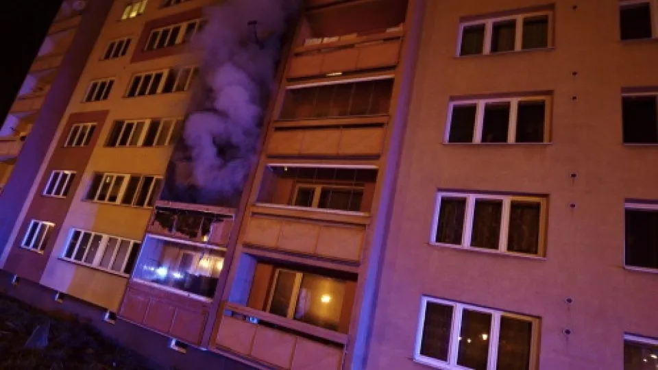 Při požáru bytu v Ostravě hasiči zachránili pět osob