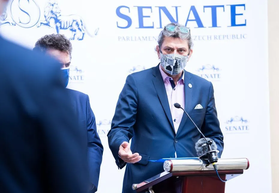 ROZHODOVAT RYCHLE, TVRDÍ SENÁTOR ZDENĚK NYTRA