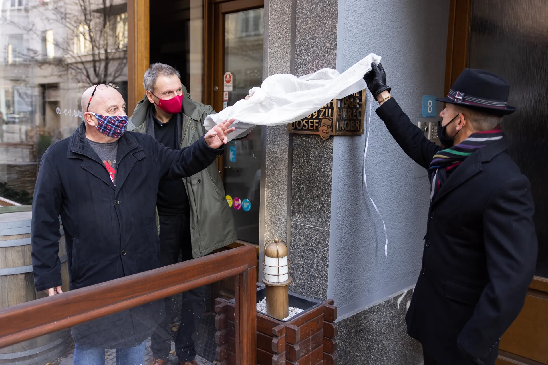 NDM VĚNOVALO KOMIKOVI JOSEFU KOBROVI PAMĚTNÍ DESKU