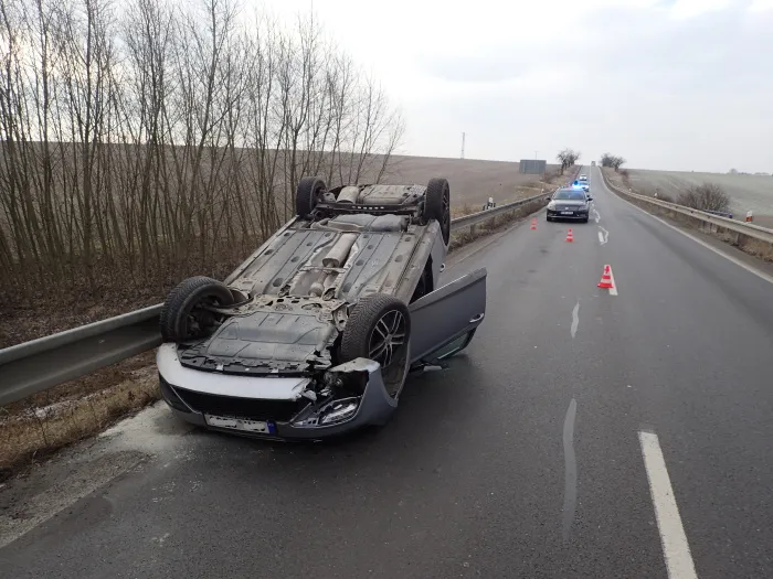 Ostravští hasiči obraceli Seat Leon na kola a ošetřovali jeho řidiče
