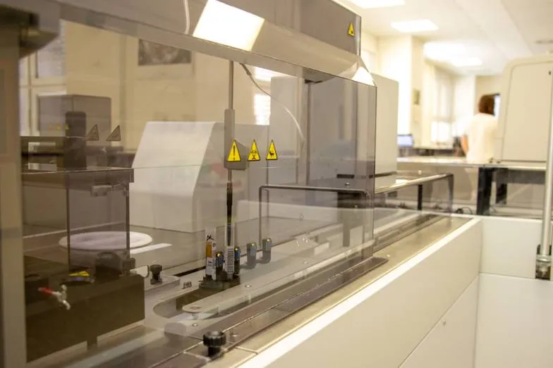 Laboratorní vzorky ve FN Ostrava teď zpracovává plně automatická vysokokapacitní linka