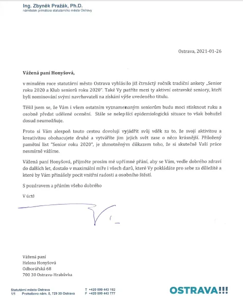 SENIORKA Z JIHU DOSTALA PAMĚTNÍ LIST OD OSTRAVSKÉHO MAGISTRÁTU