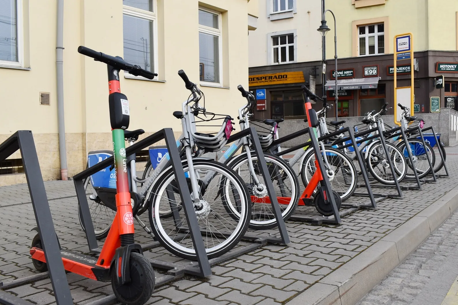 Bezpečnou jízdu na sdílených kolech i koloběžkách město podpoří kampaní, vyzývá k dodržování desatera