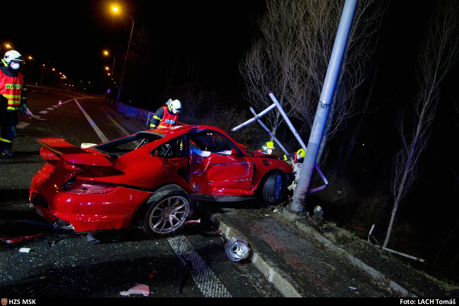 V Ostravě v noci havarovalo Porsche, hasiči museli vyprostit zaklíněného řidiče