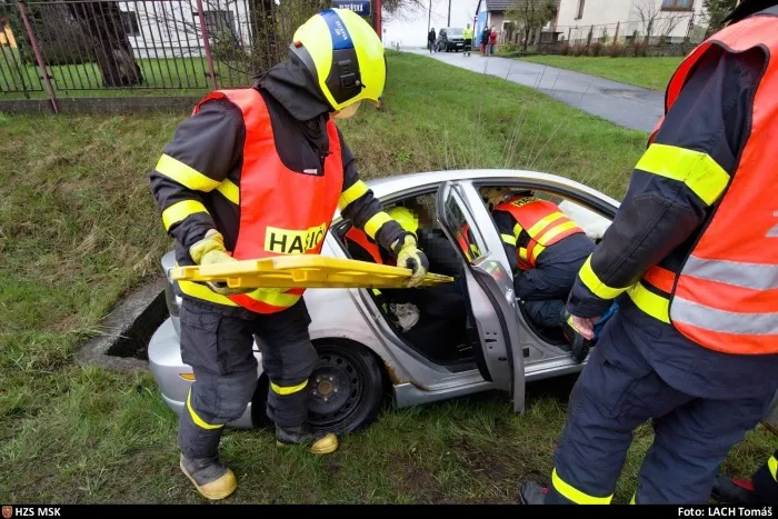 Hasiči v Nové Bělé vyprošťovali řidiče z příkopu