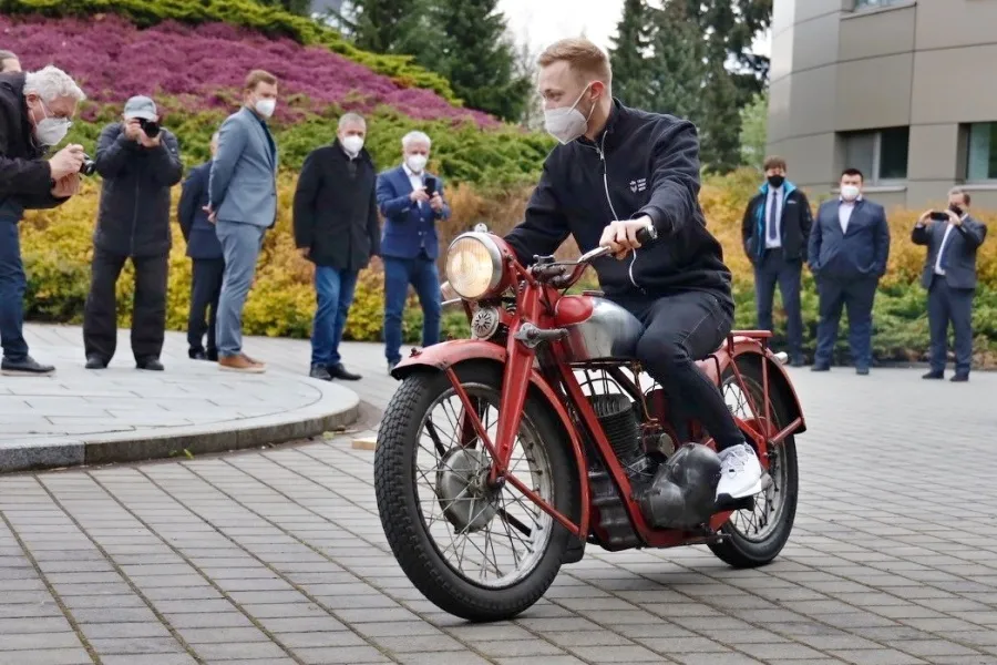 Z RESTAURÁTORSKÉ DÍLNY VYJÍŽDÍ DALŠÍ NABLÝSKANÝ MOTOCYKL