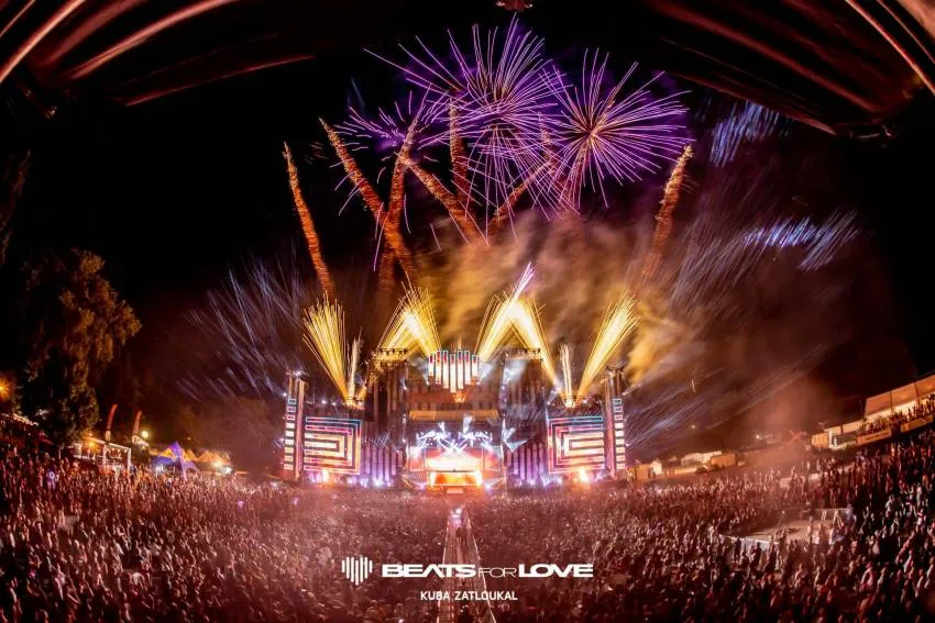 FESTIVAL BEATS FOR LOVE SE PŘESOUVÁ NA ROK 2022. LETOS SVÝM FANOUŠKŮM OPĚT NABÍDNE SVOU MINIMALISTICKOU VERZI.
