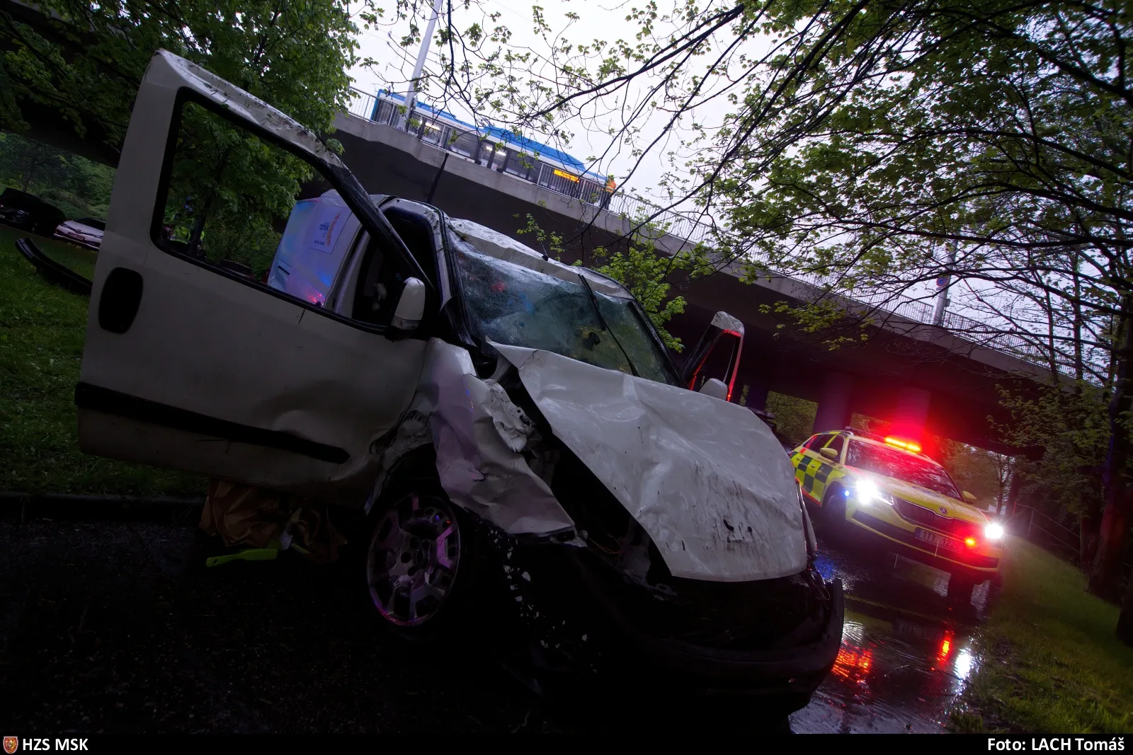 Auto poblíž Bazalů spadlo z mostu