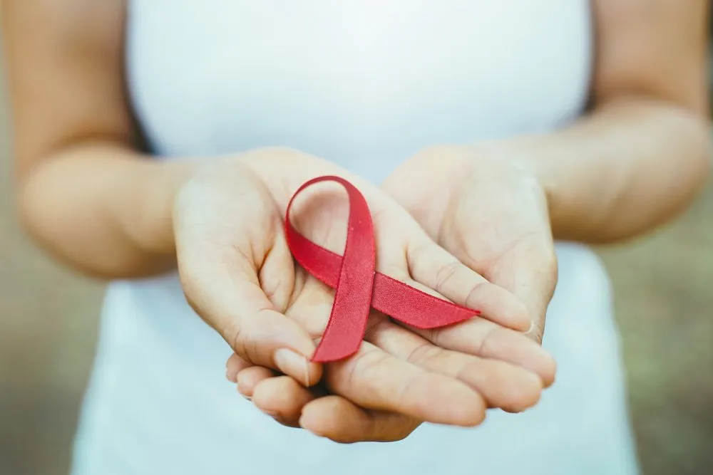OBĚTI AIDS A HIV NEMOCNÉ SI PŘIPOMENEME V NEDĚLI 16. KVĚTNA