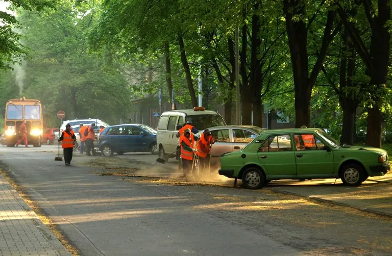 ČIŠTĚNÍ KOMUNIKACÍ V PORUBĚ ZAČALO MINULÝ TÝDEN