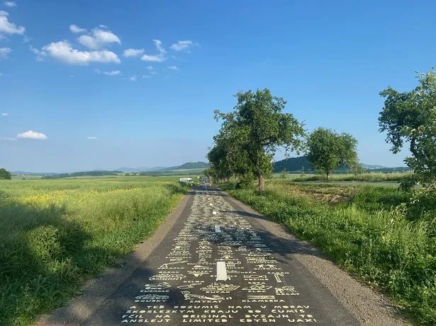 Nová designová cyklostezka pobaví unikátním potiskem kresleného slovníku moravskoslezského nářečí od designéra Radka Leskovjana