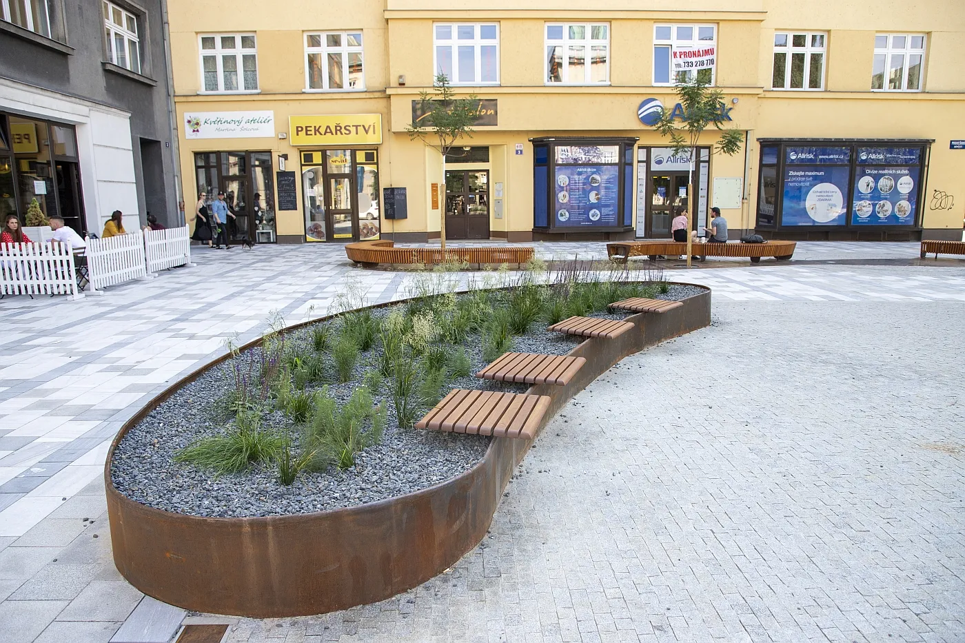 Před kavárnou v rohu Prokešova náměstí v centru Ostravy je nově upravený veřejný prostor