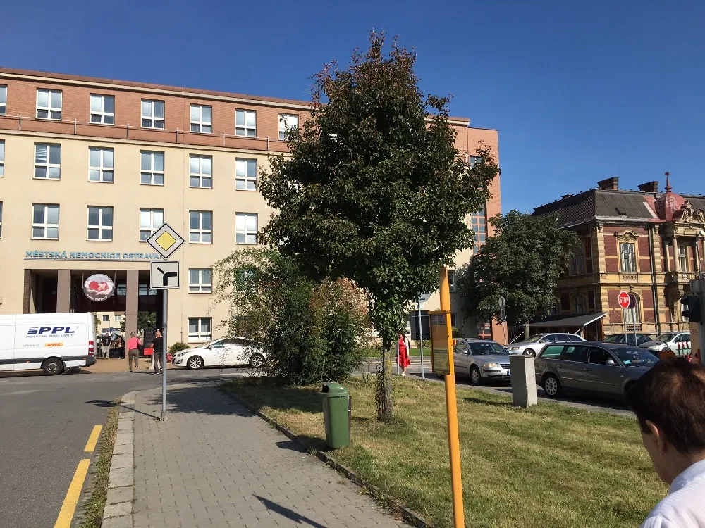 Na parkovišti u Městské nemocnice Ostrava už nezaparkujete