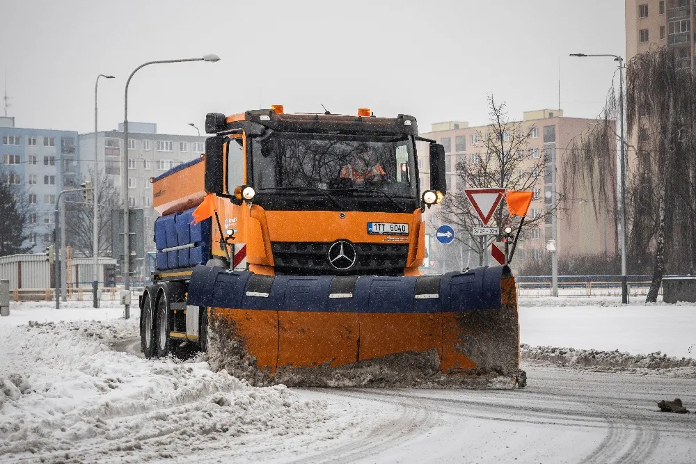 Ostravským silničářům začala zima. První sypače vyjely na silnice