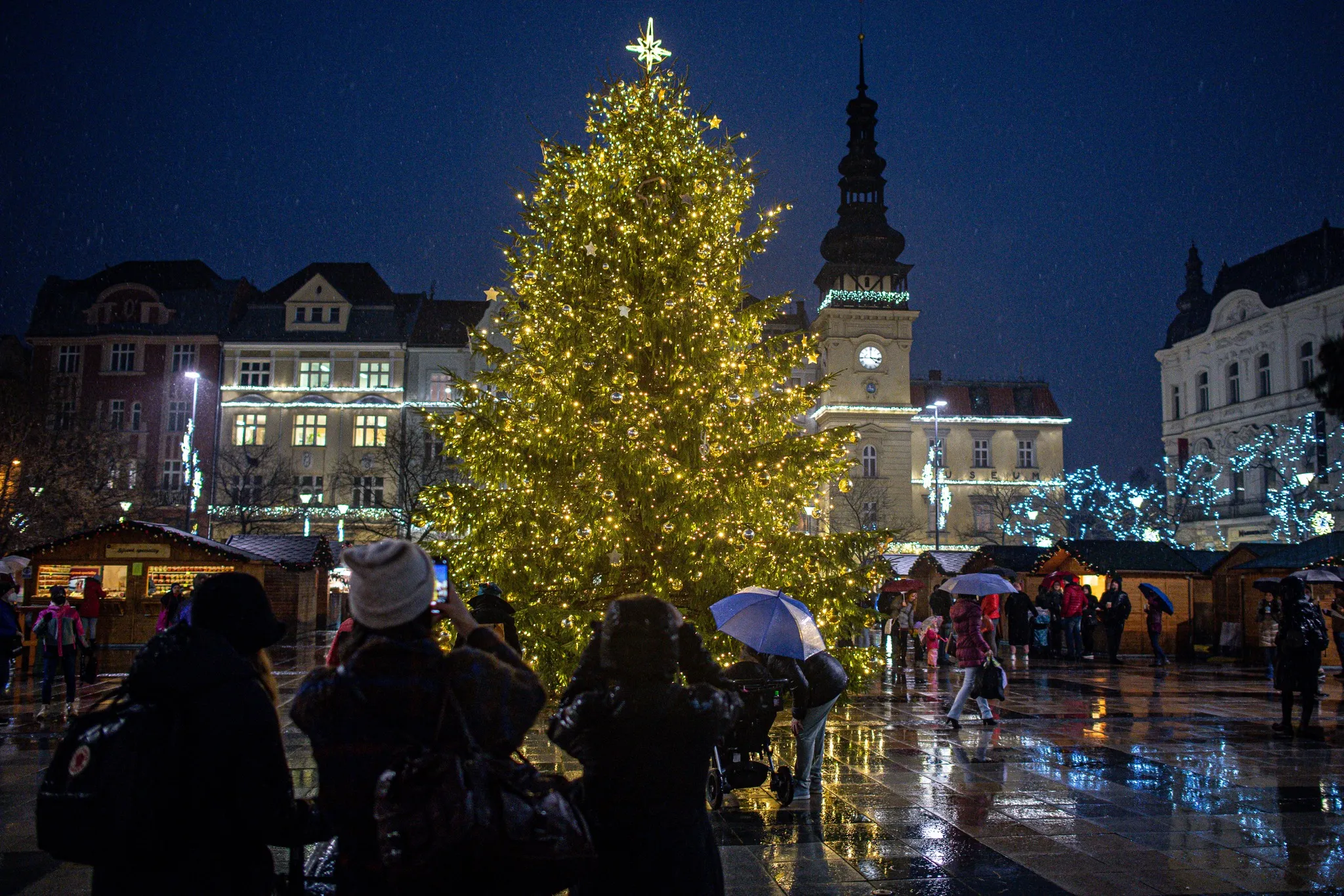 Vánoční strom na Masyrykově náměstí se rozzářil.  Město připravuje rychlou pomoc stánkovým prodejcům