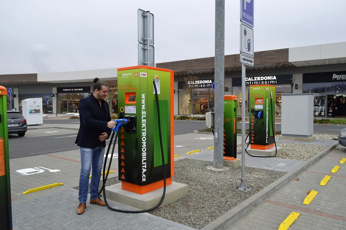 Největší stanoviště nabíječek elektromobilů na Moravě je v Outlet Arena Moravia