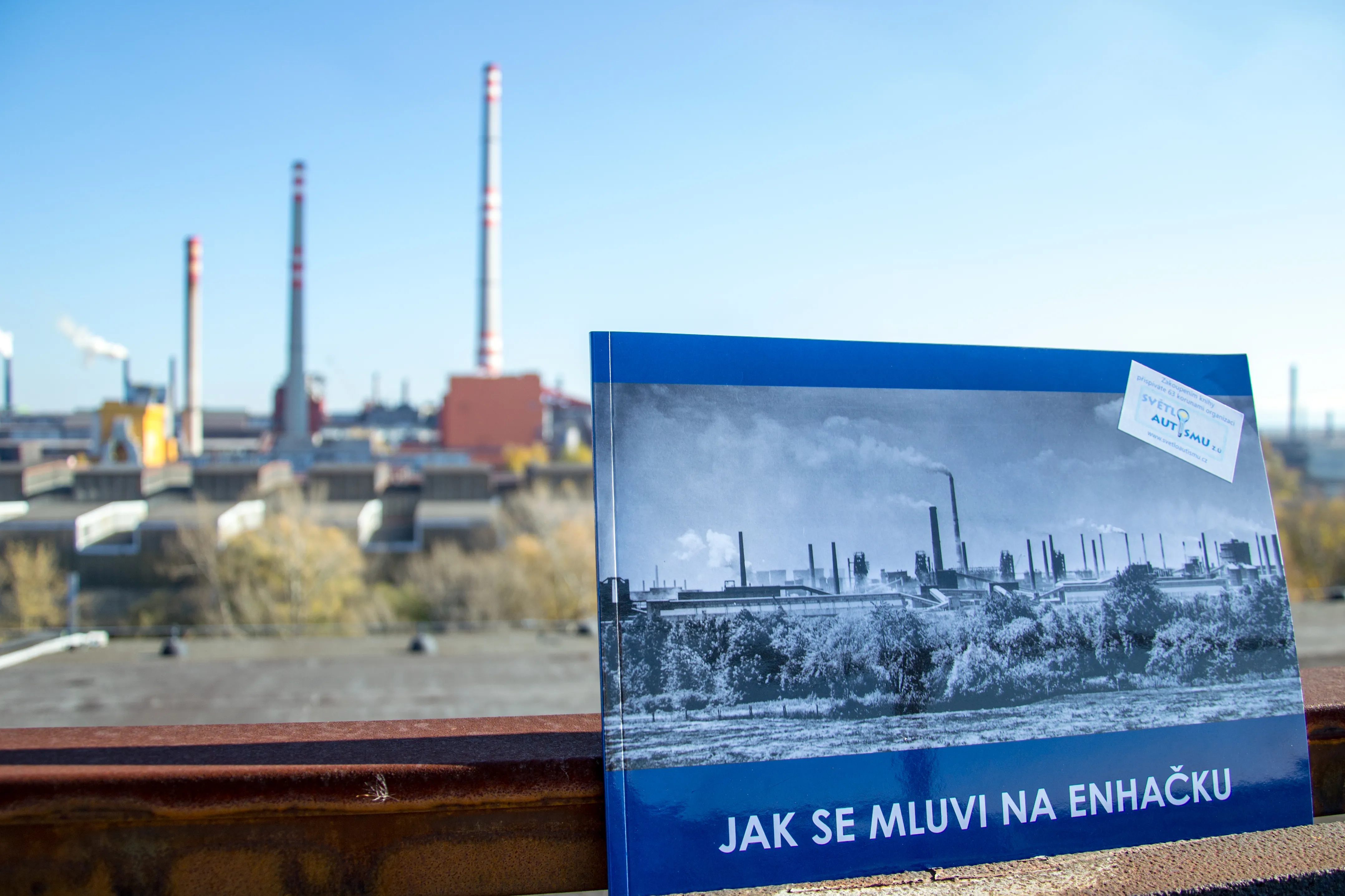 Výtěžek z prodeje publikace Jak se mluvi na enhačku pomůže organizaci Světlo autismu
