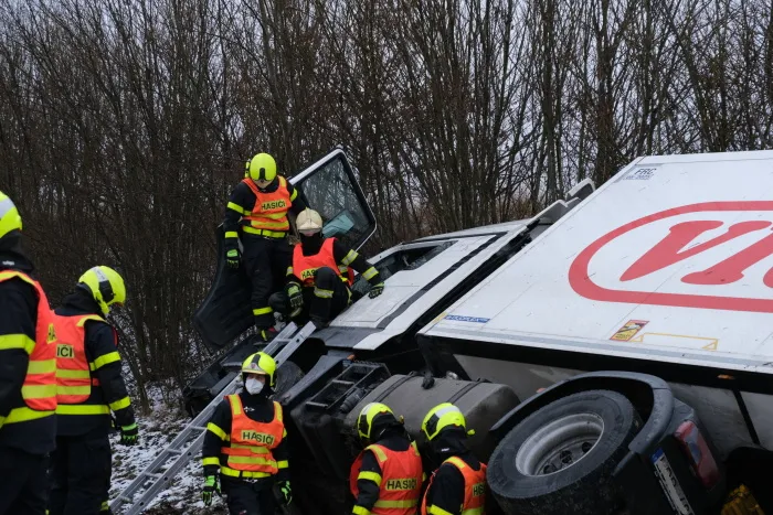 Hasiči odčerpali dvě stovky litrů nafty po nehodě litevského kamionu