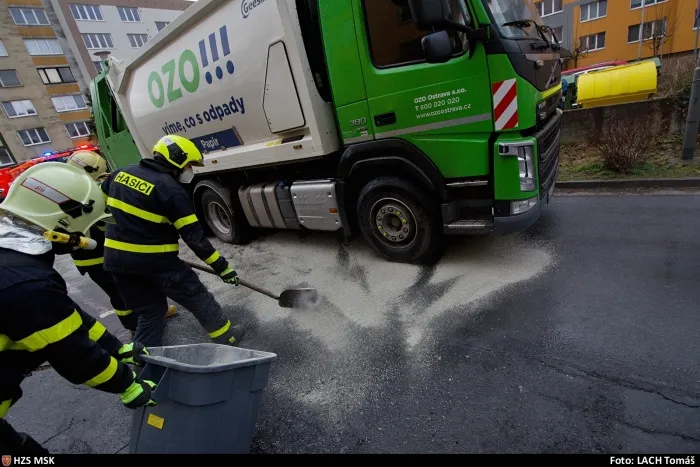 Z popelářského vozu unikl olej