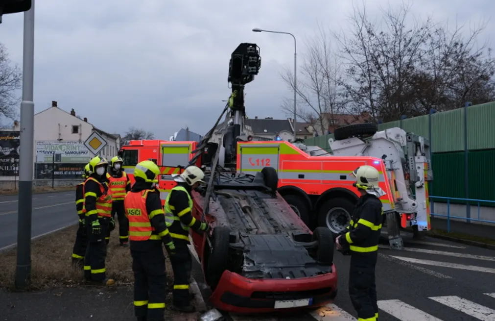 Ostravští hasiči otáčeli havarovaný renault na kola, trefil označník MHD