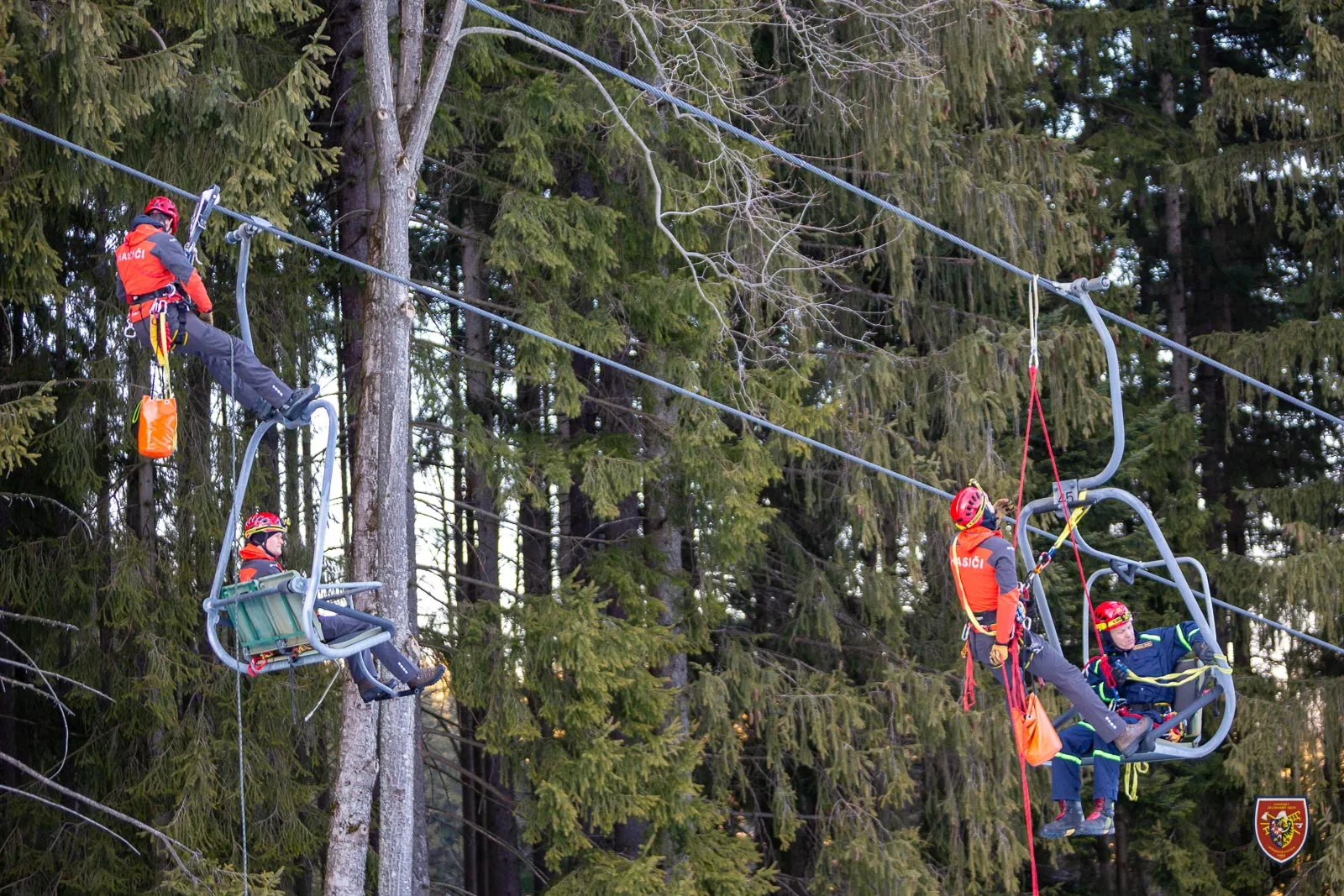 Hasiči-lezci cvičili ve Ski Parku Gruň záchranu osob ze sedačkové lanovky