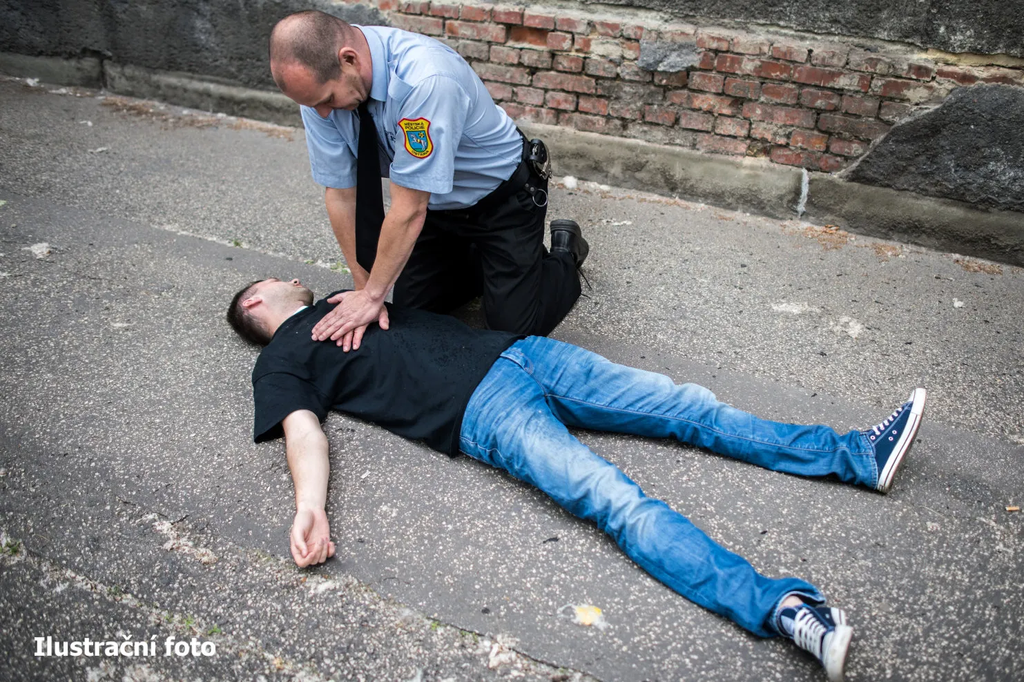Strážníci pomohli mladé ženě se zástavou srdce