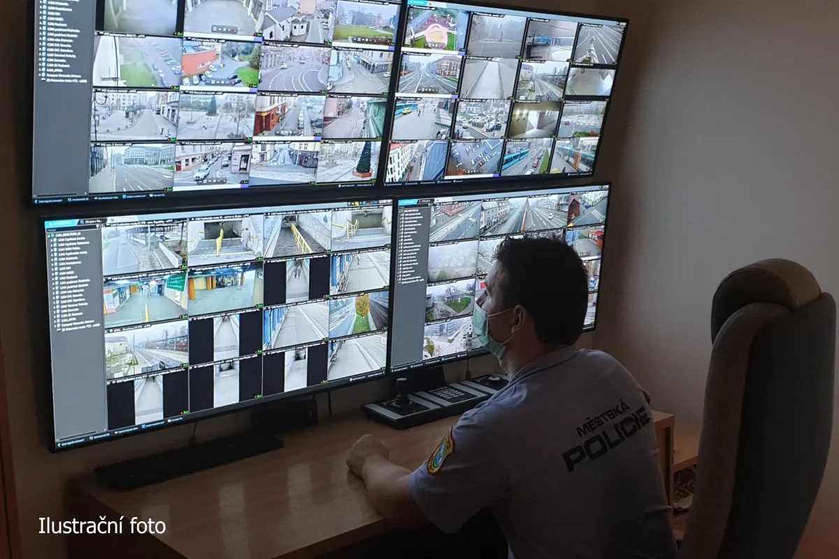 Strážník sledoval krádež na kamerách v přímém přenosu