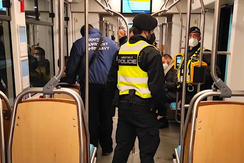 Noční razie v tramvajích. 185 cestujích bylo bez jízdenky