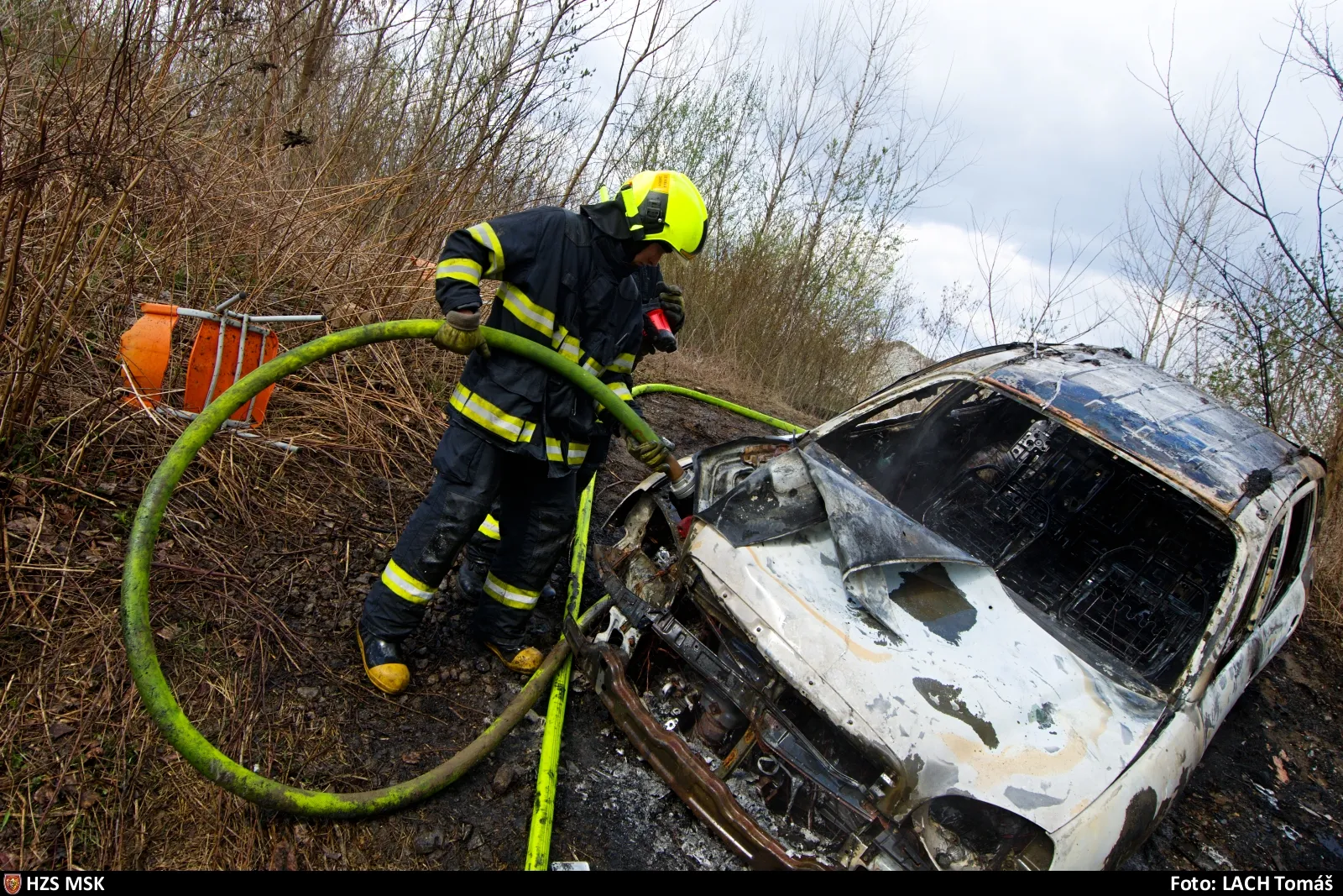 V ostravské části Hrabůvka likvidovali hasiči plně rozvinutý požár osobního automobilu