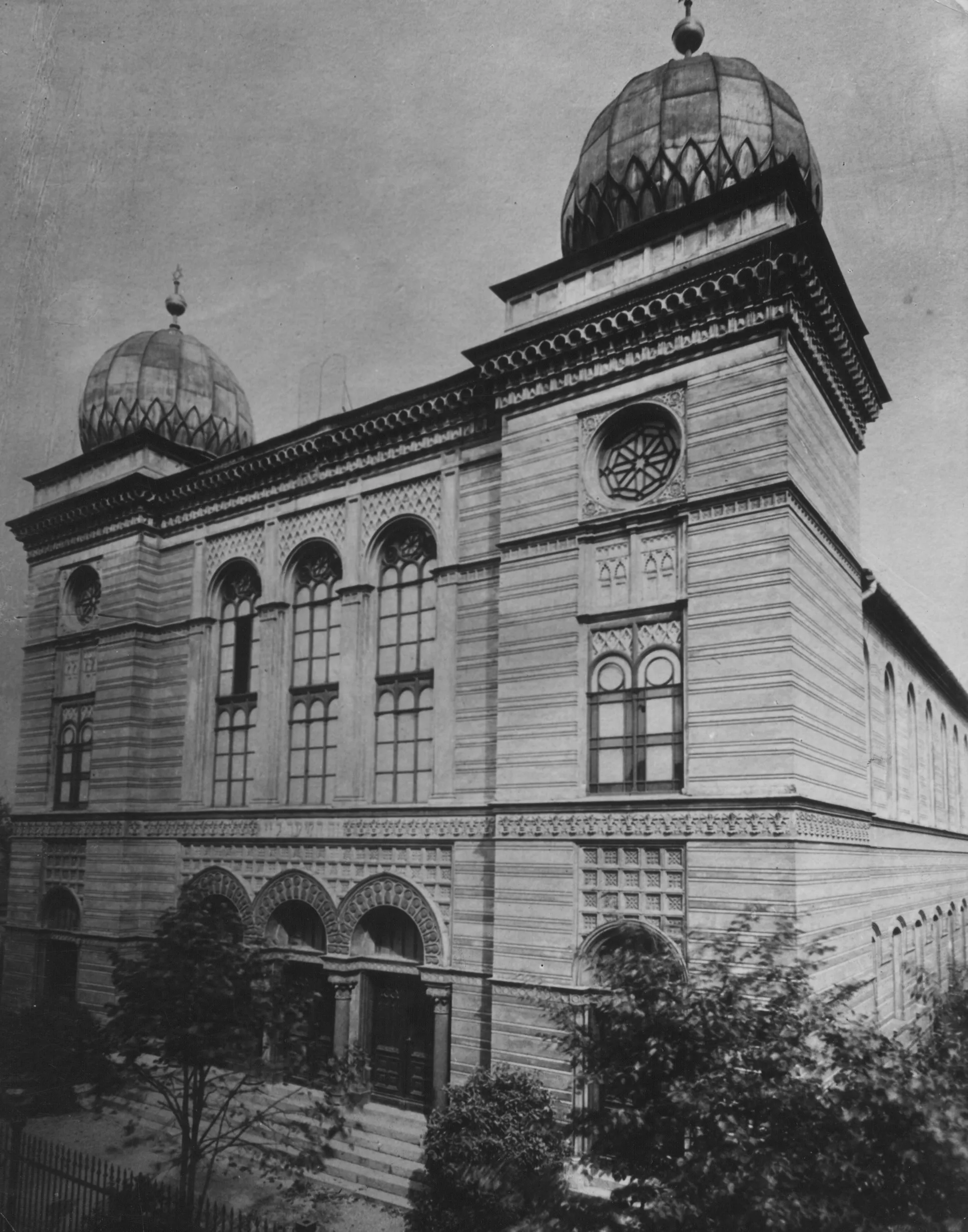 Chanukový svícen z nacisty vypálené synagogy se vrací do Ostravy