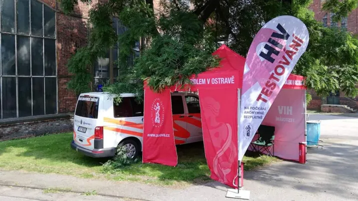 Nemocných HIV přibývá, Zdravotní ústav začíná testovat na festivalech