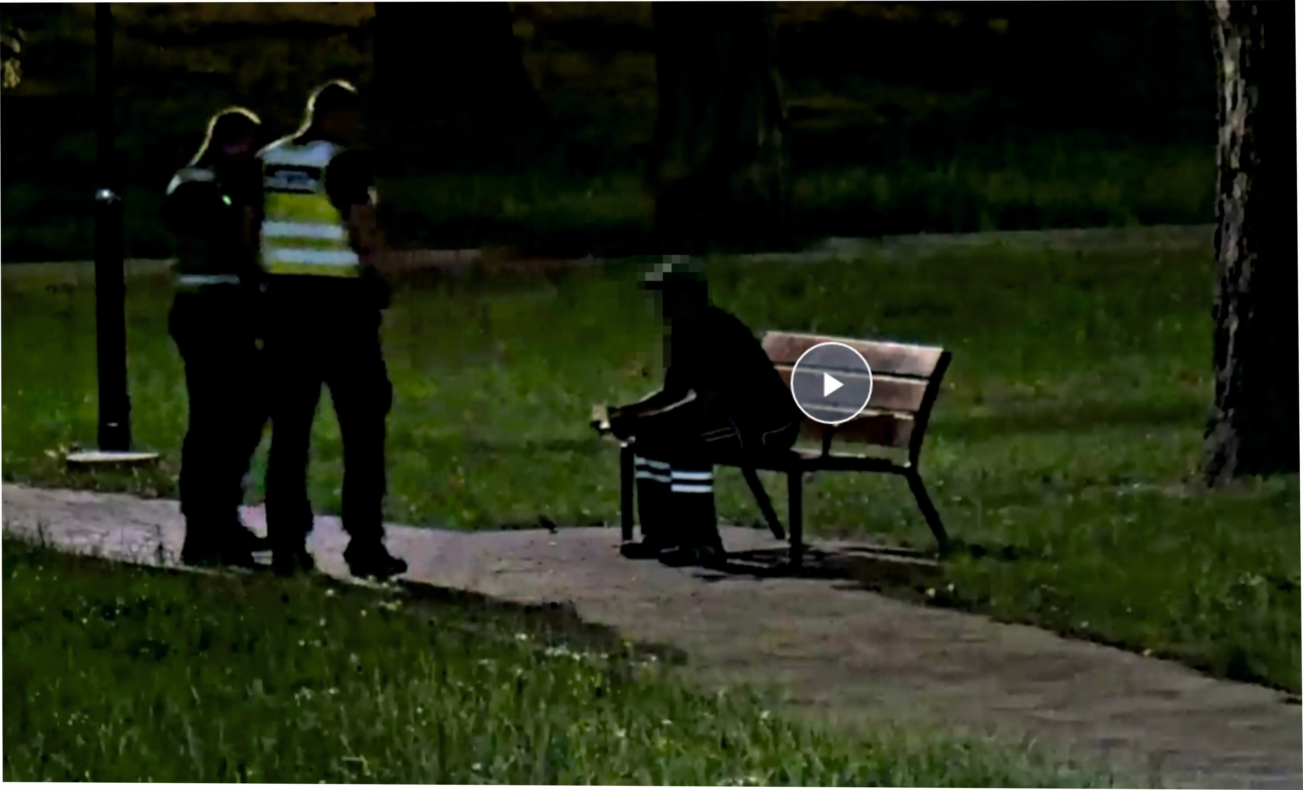 Uspokojoval se na lavičce v parku