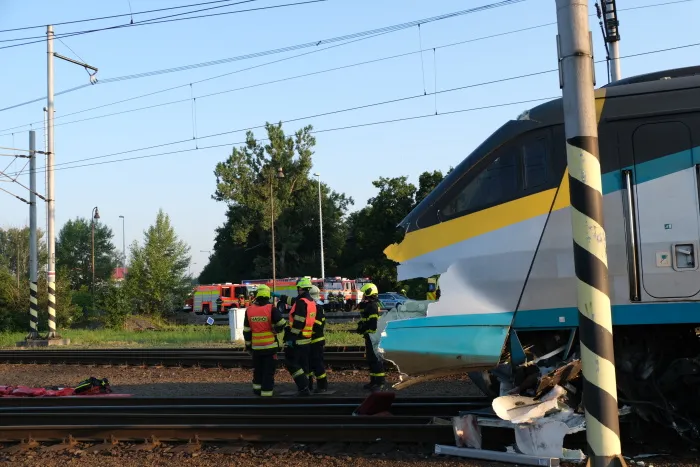 Jeden mrtvý a pět zraněných po srážce Pendolina s lokomotivou v Bohumíně