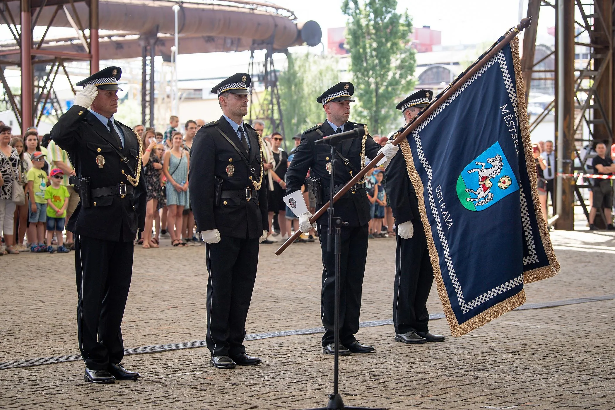 Ostravští strážníci převzali prapor i ocenění za třicet let služby